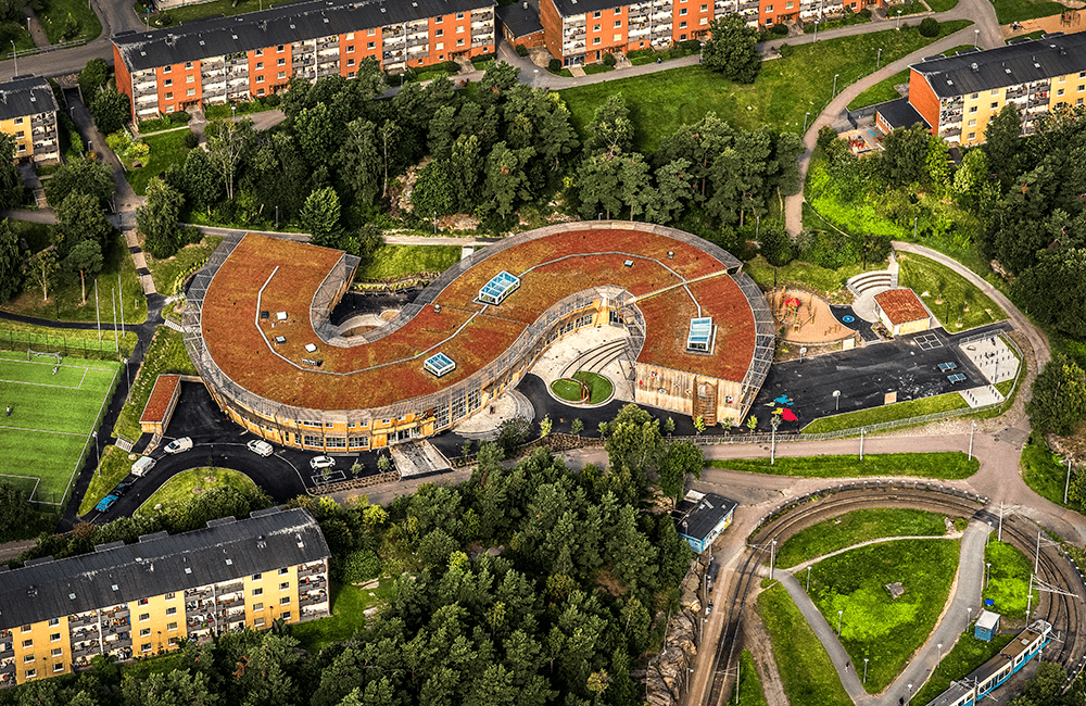 Landamäreskolan från ovan med sitt S-formade tak