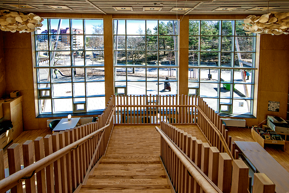 Interiör från Landamäreskolan med utsikt genom stora fönster