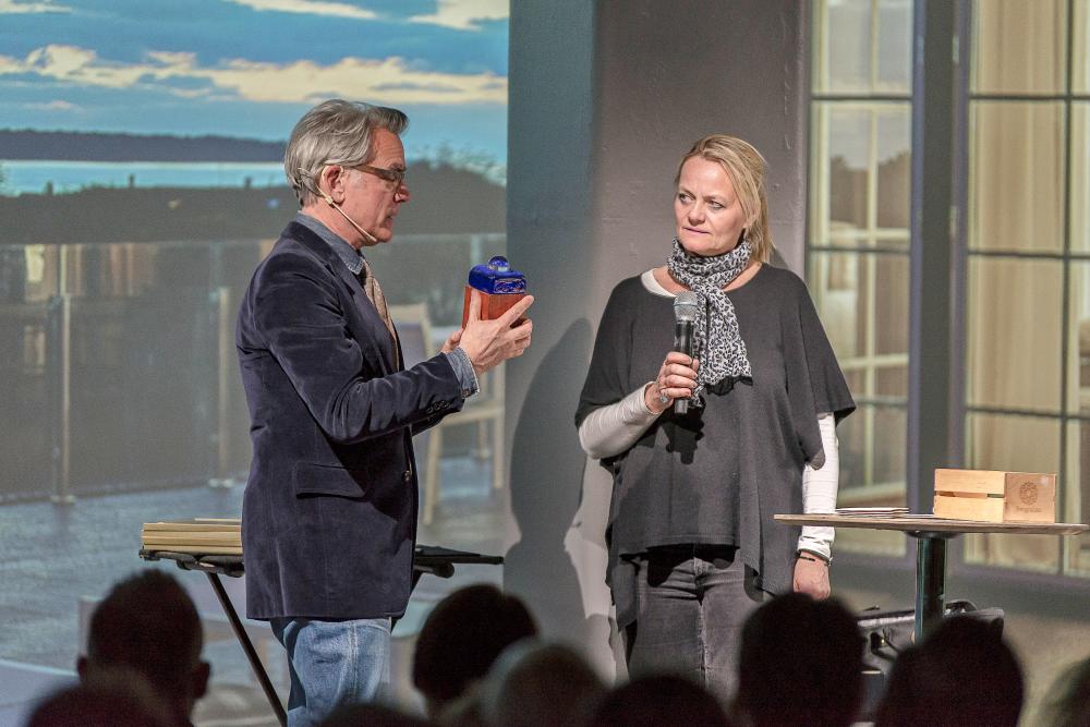 Vinnaren fick ta emot en glasskulptur av Jeanette Karsten och Anna-Linda Gabriel