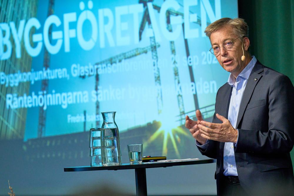 Fredrik Isaksson, chefekonom på Byggföretagen redogör för senaste prognosen för byggkonjunkturen