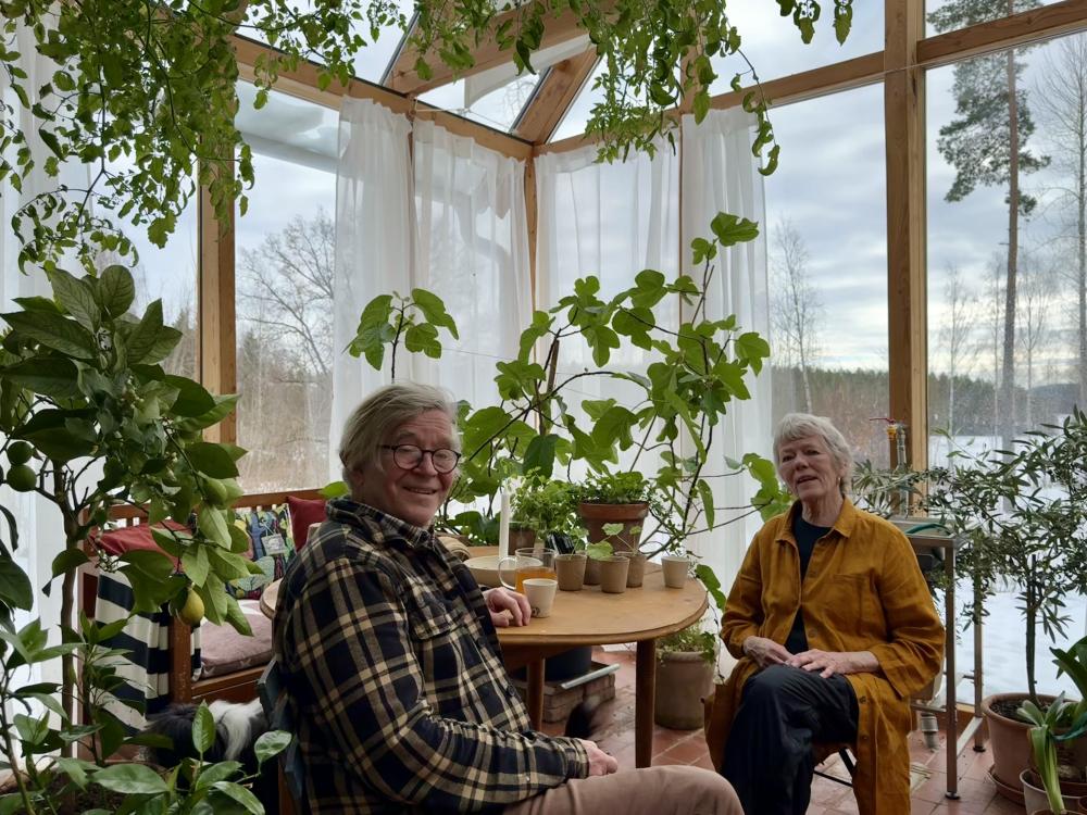 Staffan och Lena Michelson sitter i växthuset och njuter av värmen och utsikten.