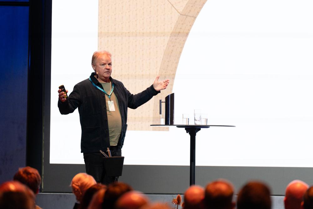 Stefan Abrahamsson på scenen under årets Fasaddag