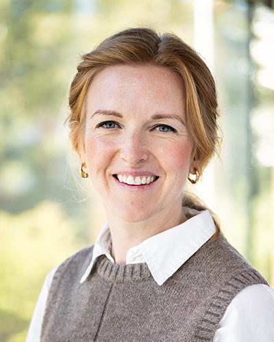 Kvinna tittar in i kameran