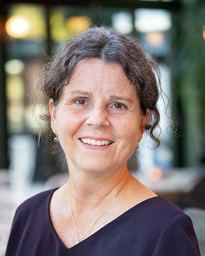 Kvinna tittar in i kameran