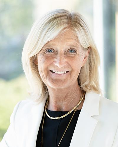 Kvinna tittar in i kameran