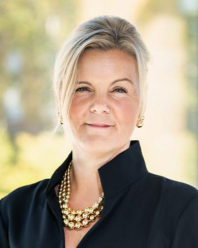 Kvinna tittar in i kameran