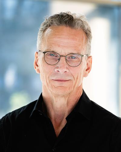 Man tittar in i kameran