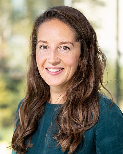 Kvinna tittar in i kameran