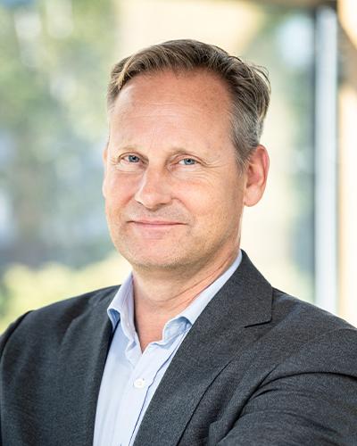 Man tittar in i kameran