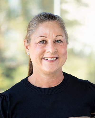 Kvinna tittar in i kameran