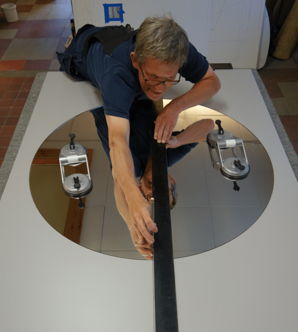 Glasmästare skär i spegel