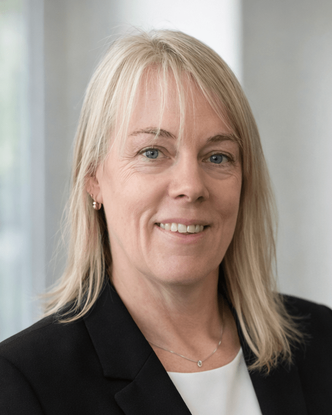 kvinna med blont hår tittar in i kameran