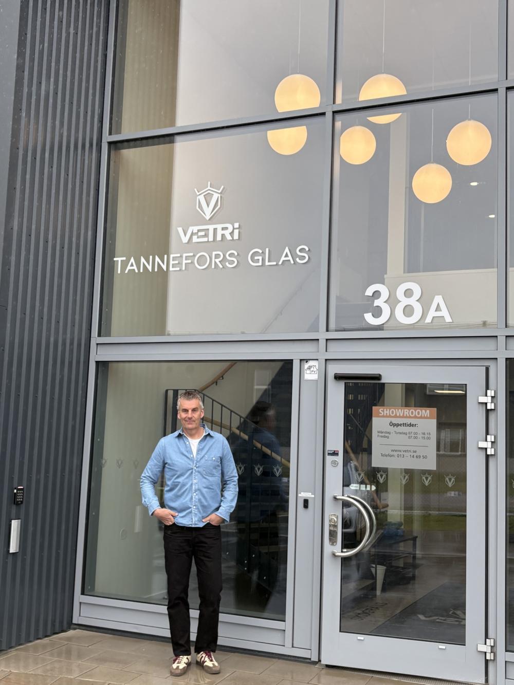 Micael Westerberg vid entrén till Tannefors Glas nya lokaler
