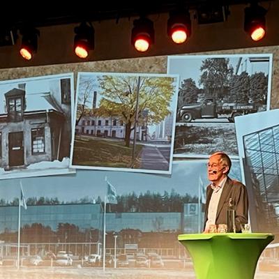 Leif Ryd berättar om företagets historia på Ryds Glas 75-årsjubileum