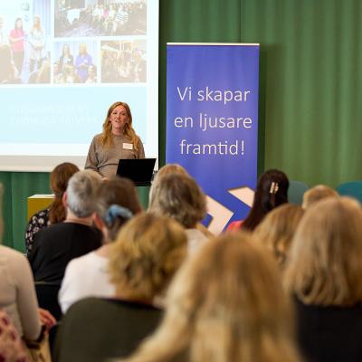 Elin Storäng, projektledare för Glasbranschens kvinnliga nätverk, hälsar välkomna till dagens nätverksträff