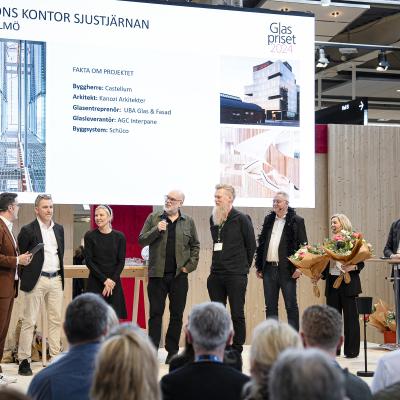 Vinnarna tar emot Glaspriset på stora scenen. Foto: Magnus Östh.