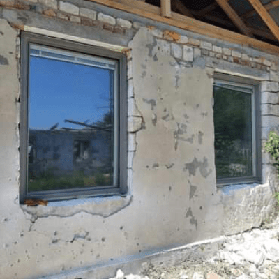 Återbrukat fönster från Sverige används för att rusta upp förstörda byggnader i Ukraina.