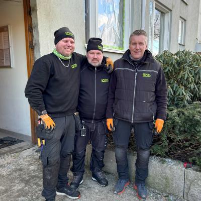 Fredrik Woldén, Anders Holmene och Christer Larsson från Ryds Glas Stockholm vid en uttryckning efter en sprängning i Hammarby Sjöstad i februari. 