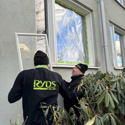 Glasmästarna Fredrik Woldén och Anders Holmene, Ryds Glas, var snabbt på plats för att byta trasiga fönsterrutor. 