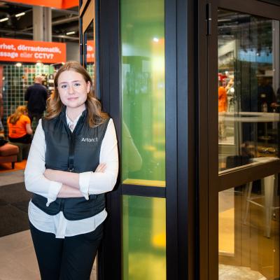 En kvinna lutar sig mot en vägg