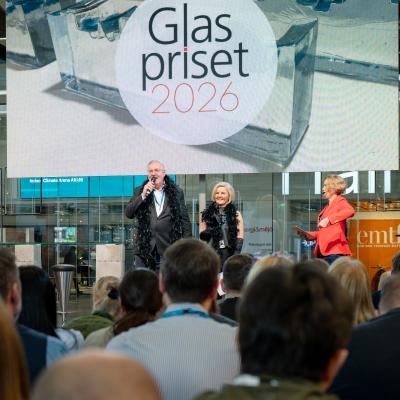 Prisutdelning, tre personer på en scen