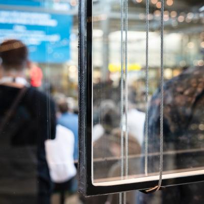En glasskiva hängandes med vajrar