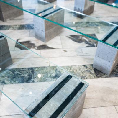 Betong fundament med glasskiva ovanpå