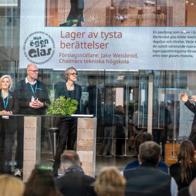 Prisutdelning, fem personer på en scen