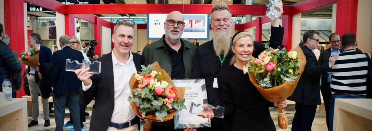 Vinnarna av glaspriset med blommor och diplom