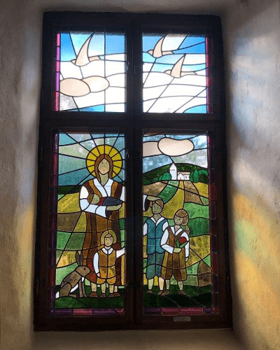 Bild på blyinfattat glas i kyrkfönster