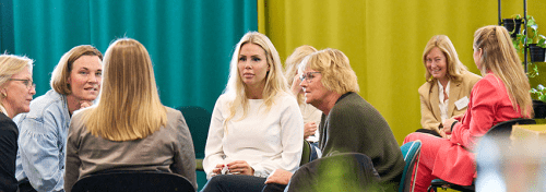 Kvinnor inomhus sitter i en ring