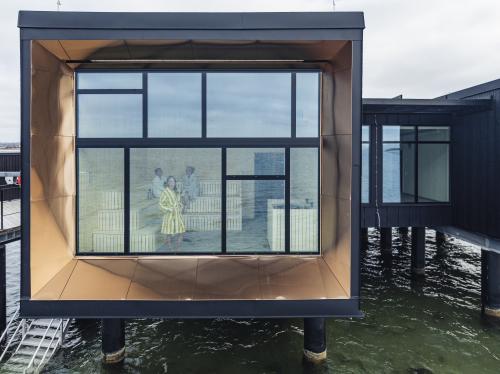 Bastun har stora fönsterpartier som vetter mot sydväst och det är högt i tak för att skapa rymd.