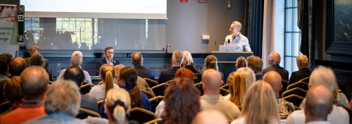 Människor i biosittning tittar mot föredragshållare