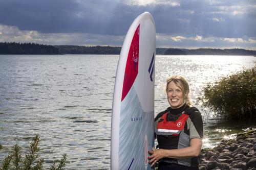 Kvinna med surfbräda