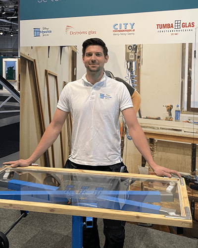 Filip Chojnacki från Tullinge Fönsterservice visar upp hantverket bakom fönsterrenovering under Nordbygg 