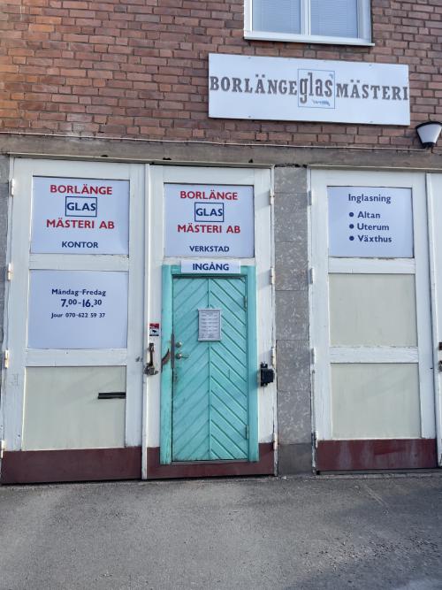 turkosblå dörr tillika entrén till Borlänge Glasmästeri
