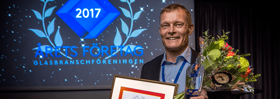 Jan Lindholm, vd på Fasadglas Bäcklin AB, tar emot priset Årets Företag i Glasbranschen 2017