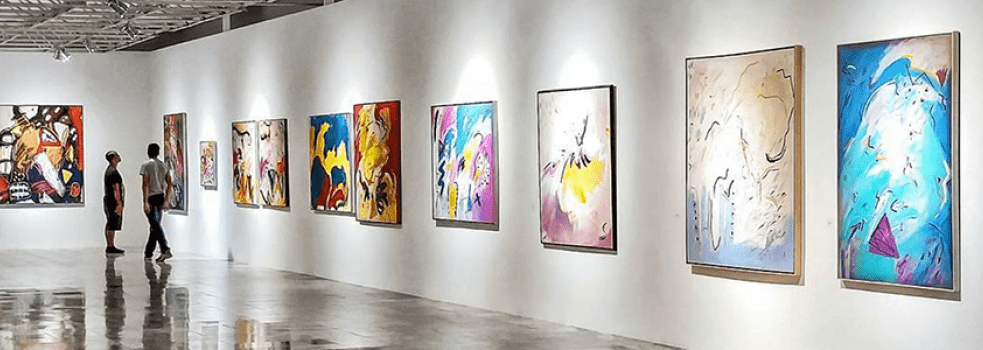 En konsthall med stora tavlor på väggen