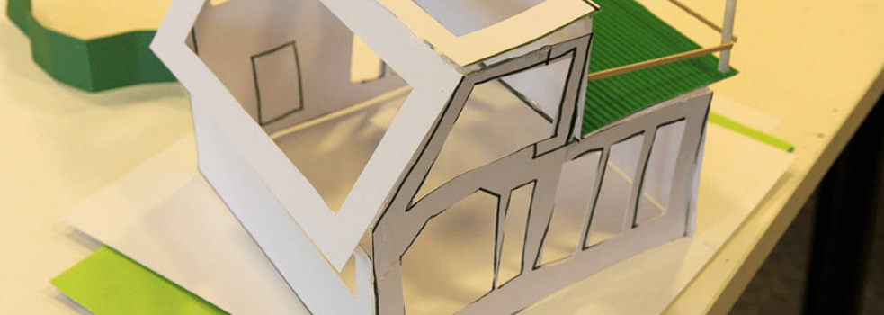 Modell av ett hus gjort av papper