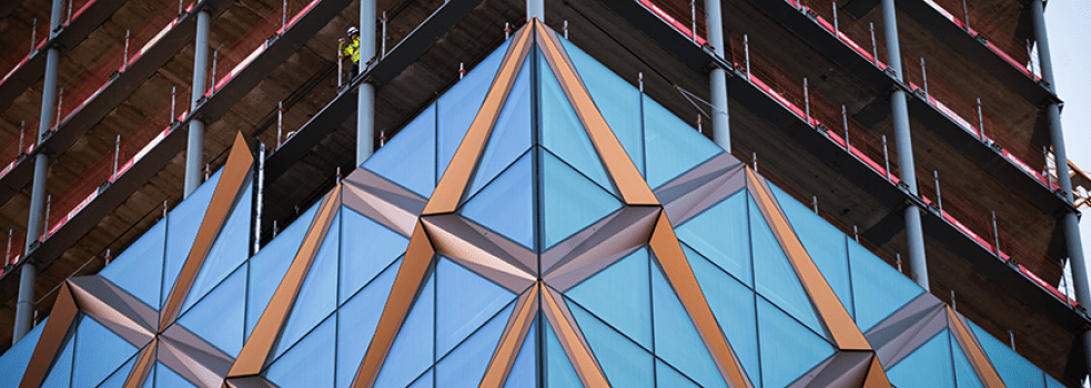 Närbild på installationen av glasfasaden till Kineum i Göteborg. 