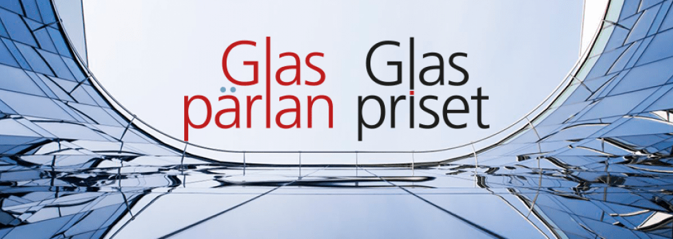 Logotyper för Glaspärlan och Glaspriset visas mot blå himmel omgivna av speglande glasfasad