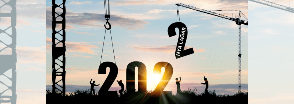 En byggkran sänker ned siffran 2 så att det står 2022