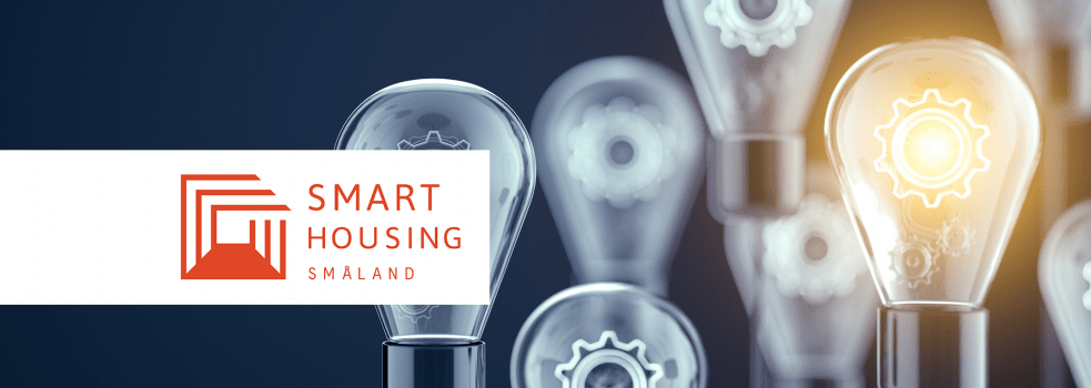 Smart Housing Smålands logotype bredvid en lysande glödlampa som symboliserar en idé