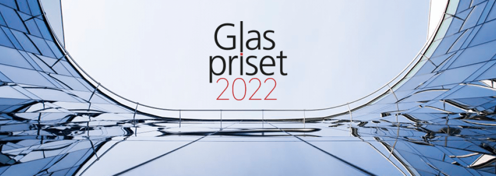 Glasprisets logotype 2022 visas mot blå himmel inramad av glasfasad