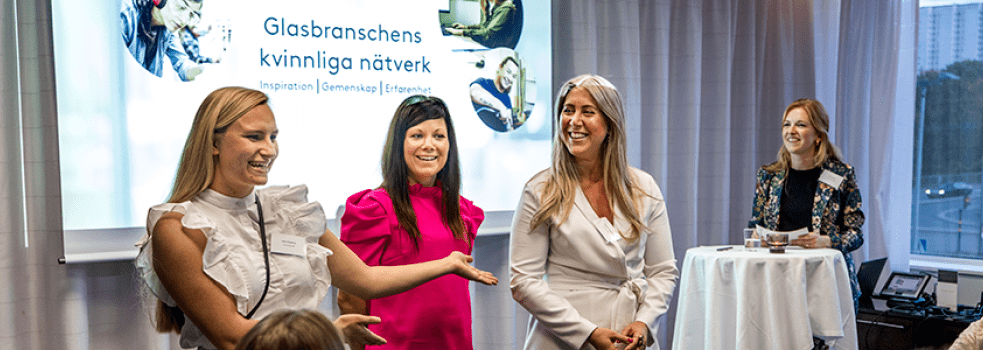 tre kvinnor presenterar sig själva framför en presentation med logotypen för glasbranschens kvinnliga nätverk 
