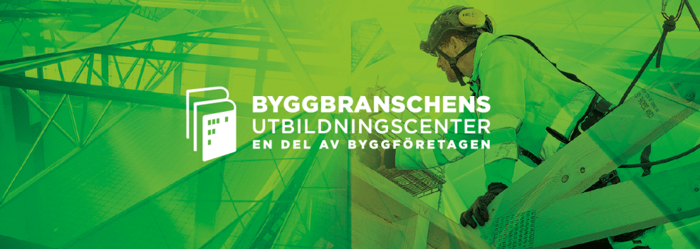 Logotypen för Byggbranschens utbildningscenter visas framför en grön bakgrund med en byggnadsarbetare