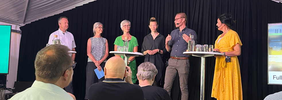 Fem paneldeltagare och en moderator på scen i under Almedalsveckan