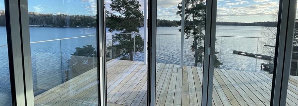 Treglasfönster med solskydd