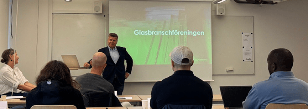 Man i kavaj står framför nya studenter på KYH utbildningen byggnadsingenjör glas och fasad