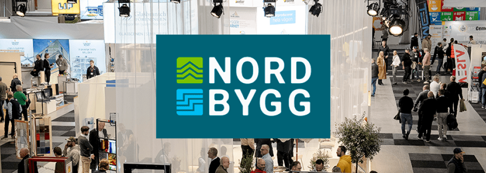 Mässgolv med montrar och människor 
